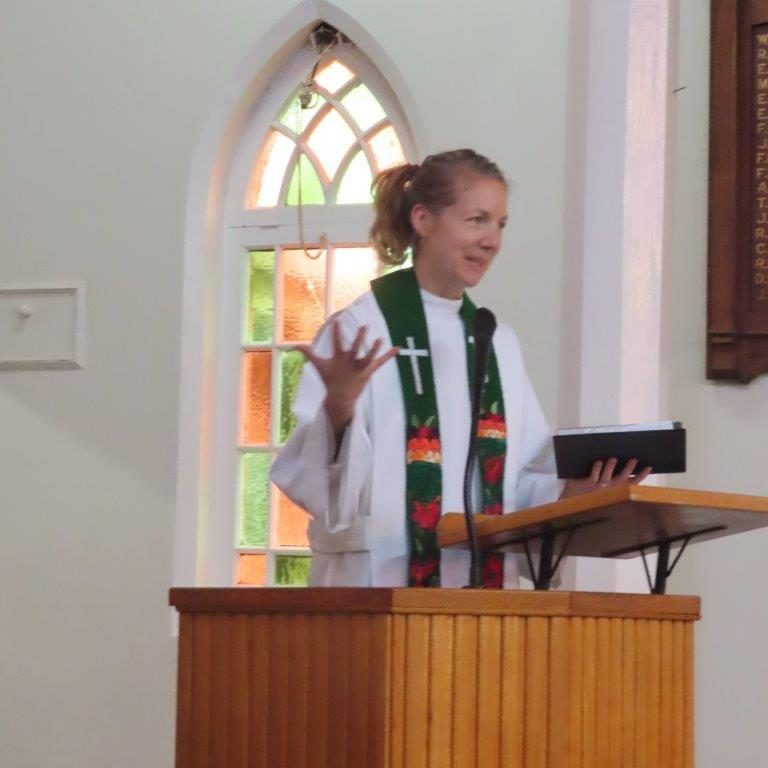 Minister Sarah addresses congregation at Harcourt Uniting Church